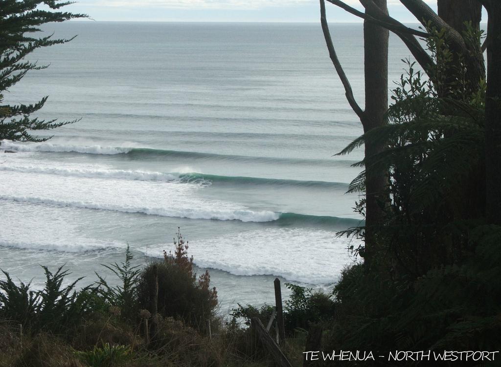 Bazil'S Backpackers Bbh Hostel & Surf School Westport Extérieur photo