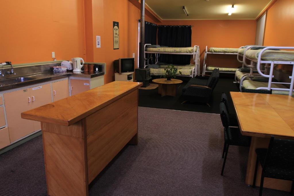 Bazil'S Backpackers Bbh Hostel & Surf School Westport Chambre photo