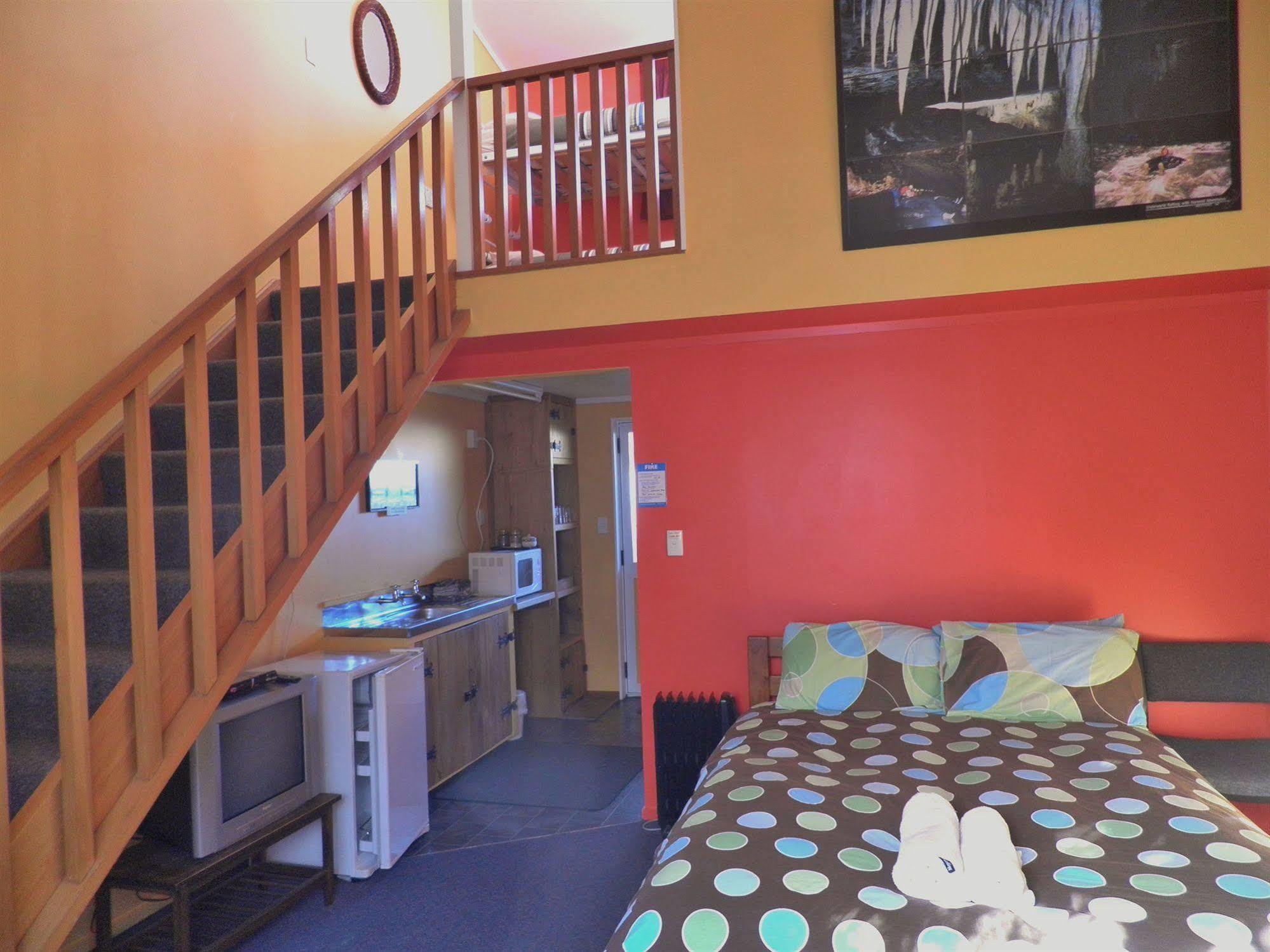 Bazil'S Backpackers Bbh Hostel & Surf School Westport Extérieur photo