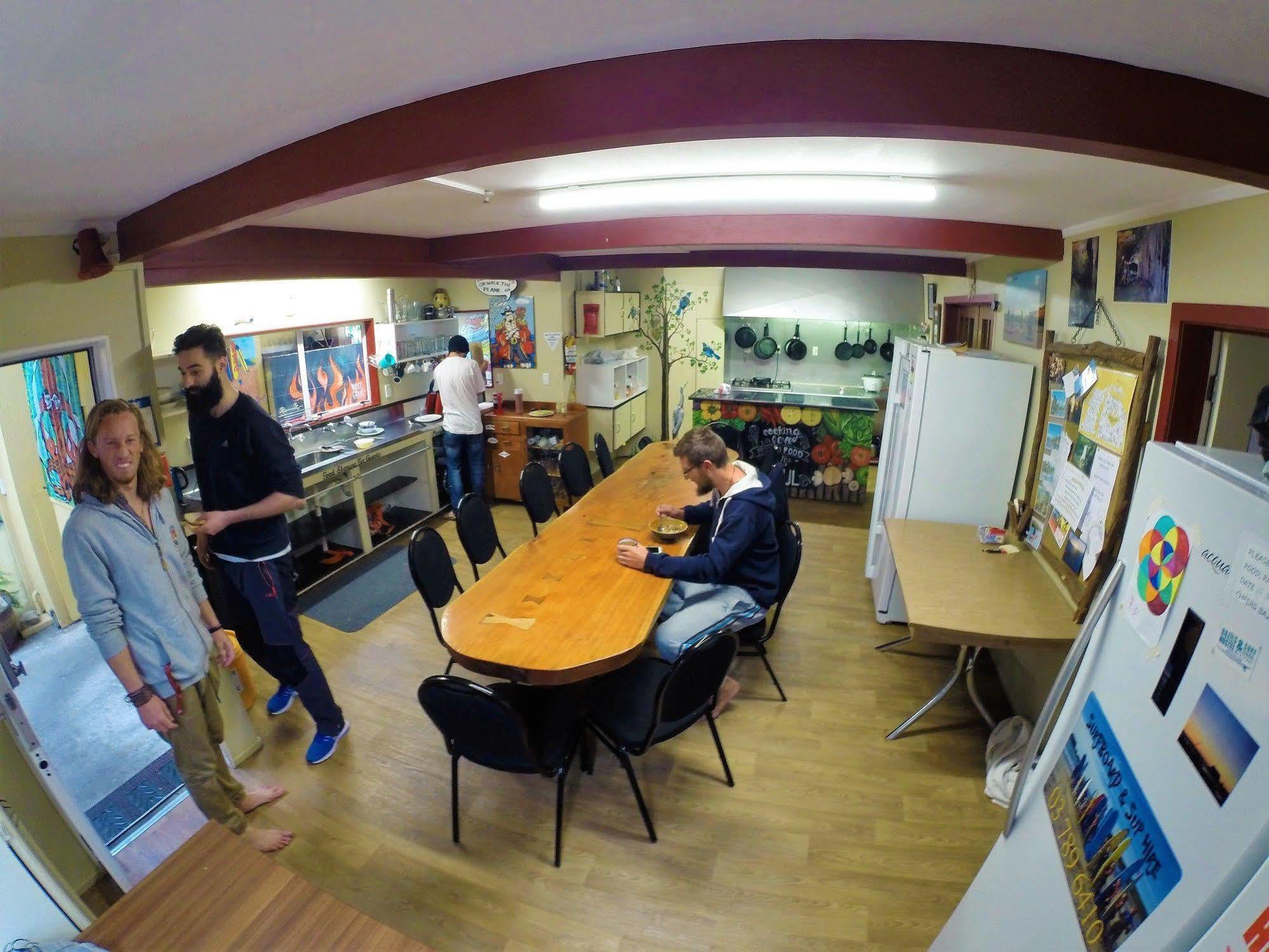 Bazil'S Backpackers Bbh Hostel & Surf School Westport Extérieur photo