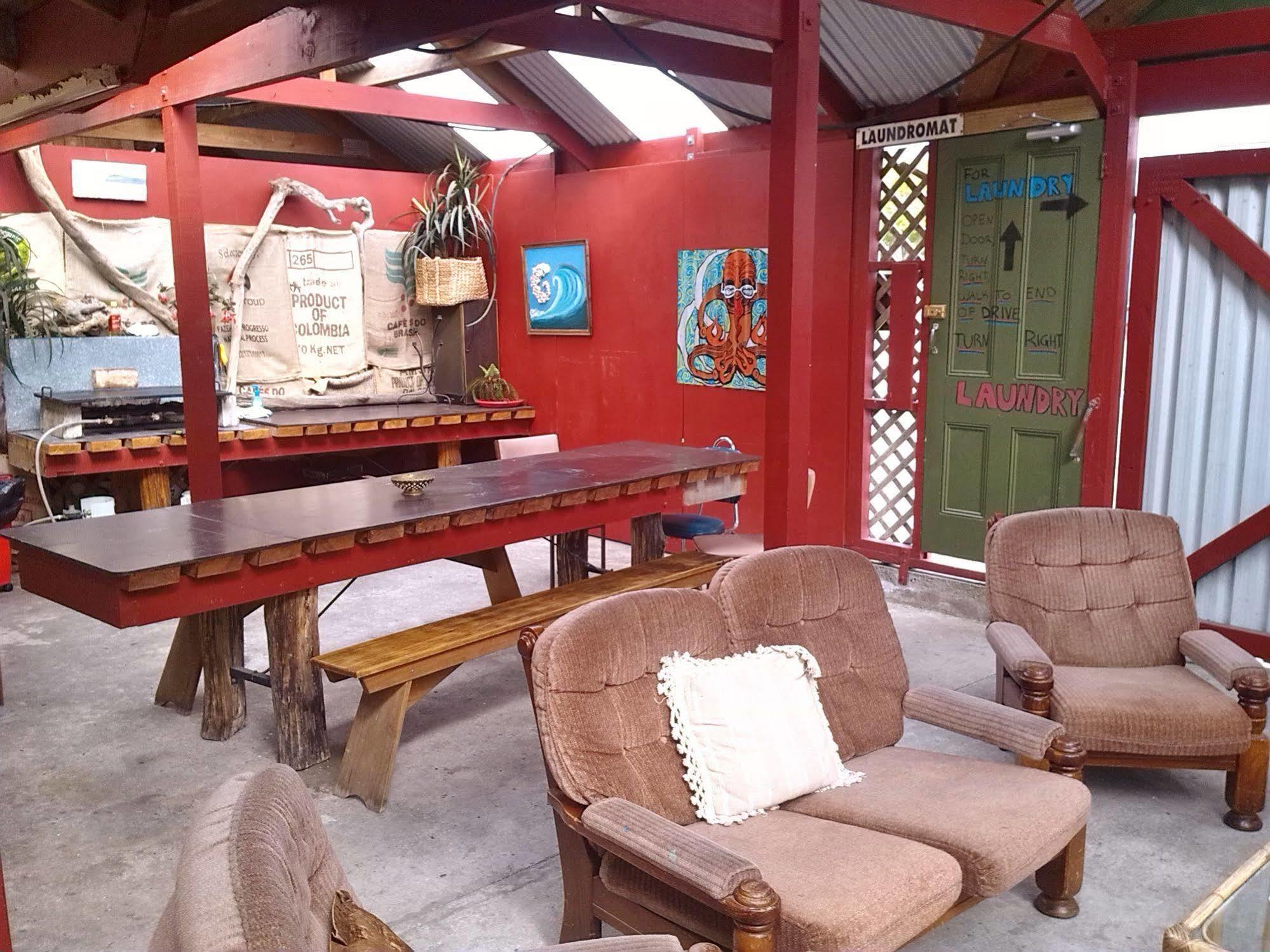 Bazil'S Backpackers Bbh Hostel & Surf School Westport Extérieur photo