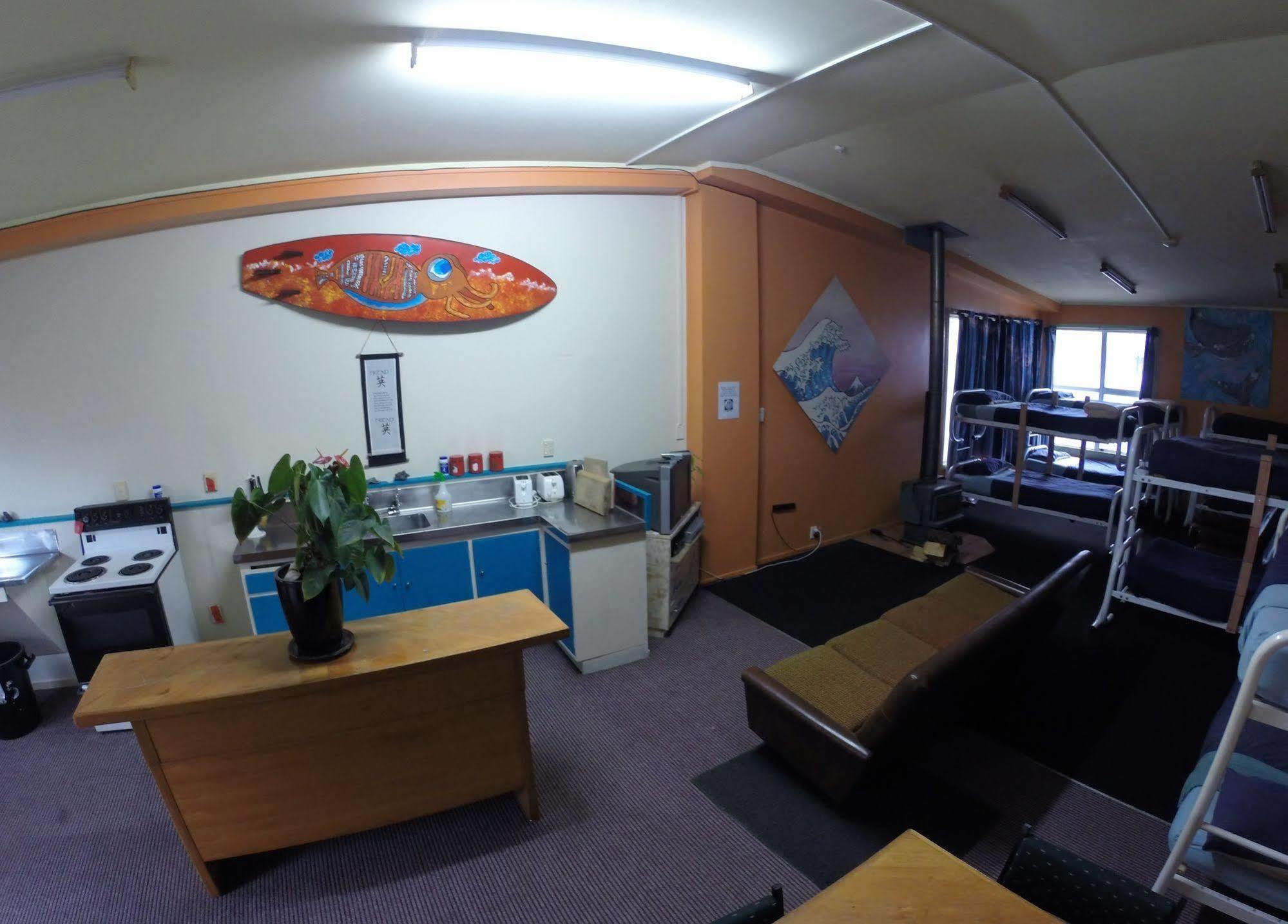 Bazil'S Backpackers Bbh Hostel & Surf School Westport Extérieur photo